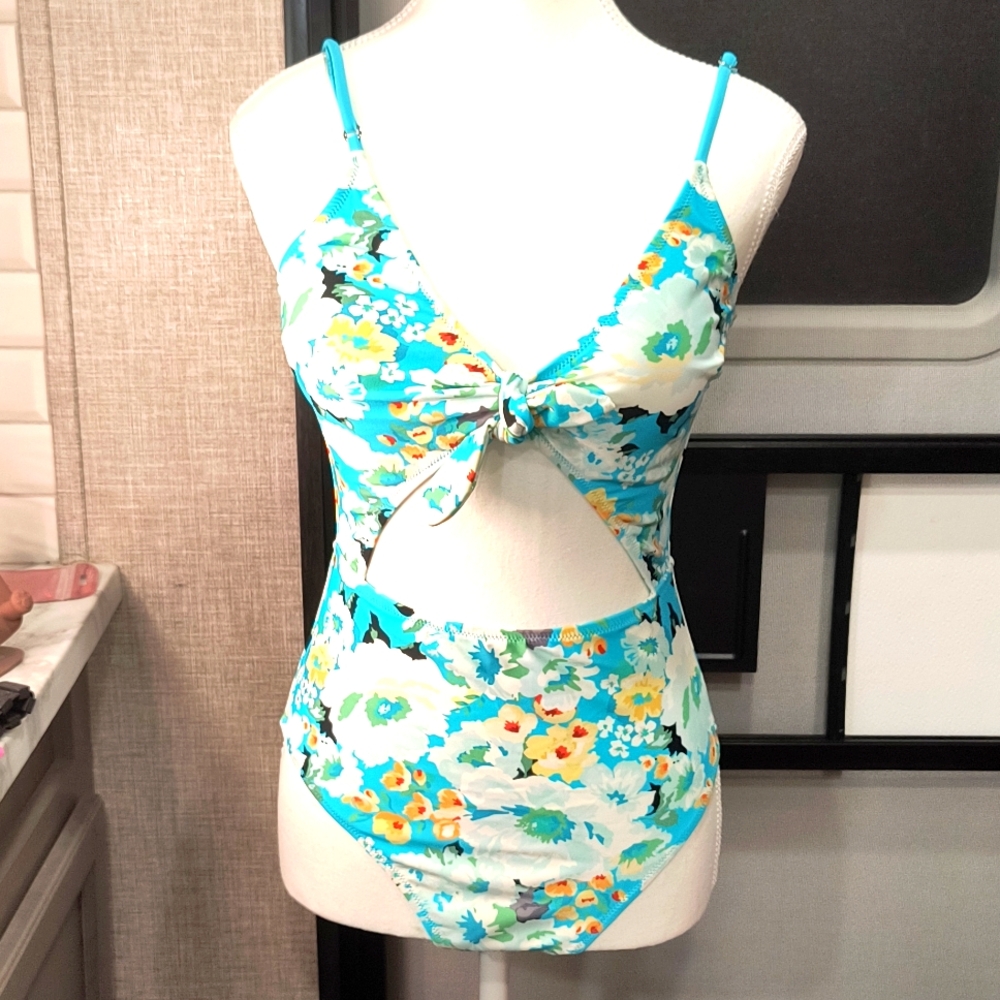 Cupshe Medium adjustable strapped one piece Swim Suit  NWT